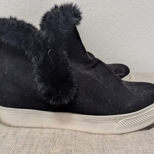Cozy Black Fur-Trimmed Women's Sneakers